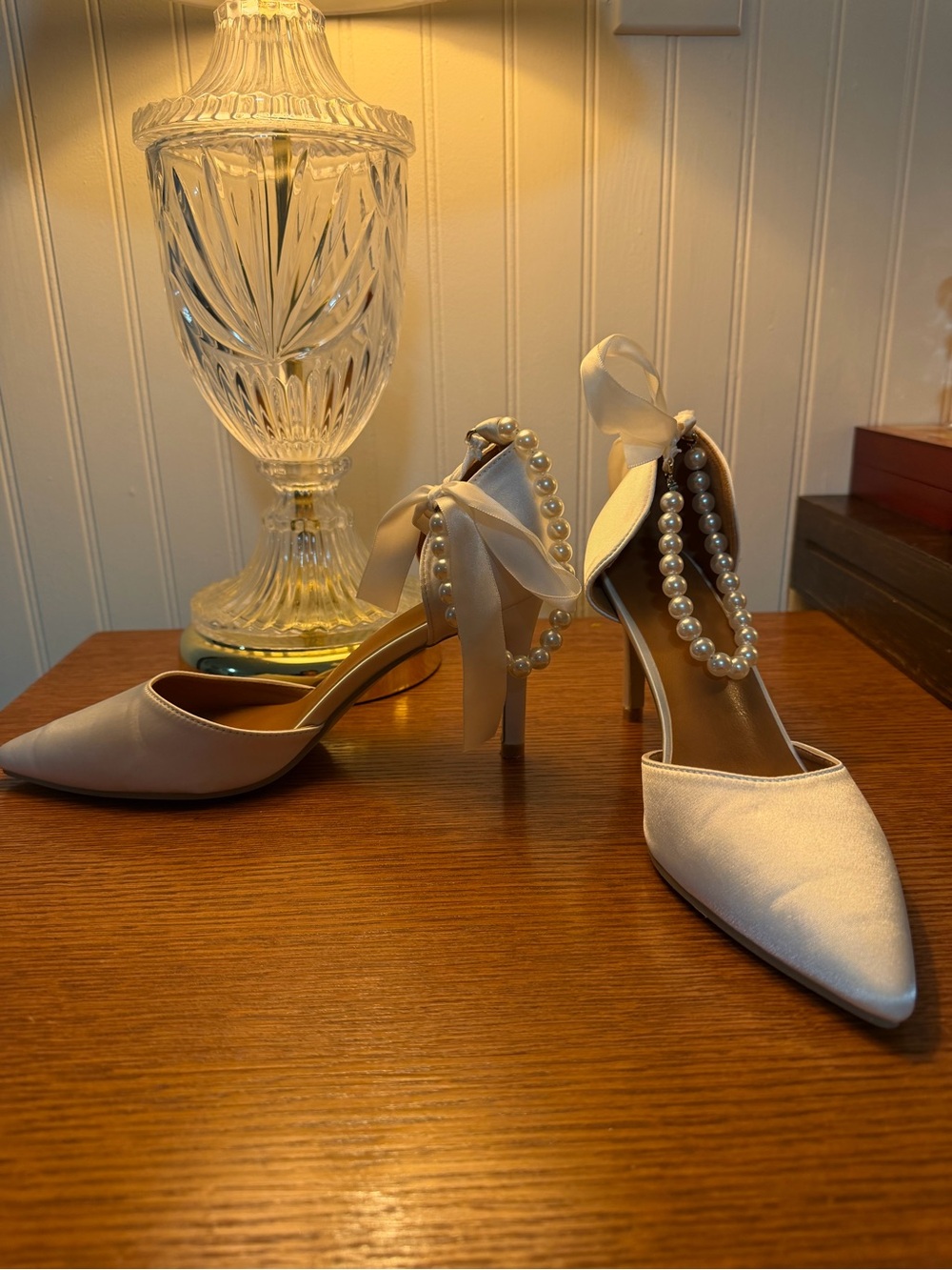 White Satin Pearl Bow Bridal Heels Wedding Shoes EU 37 Pointed Toe - Picture 2 of 9